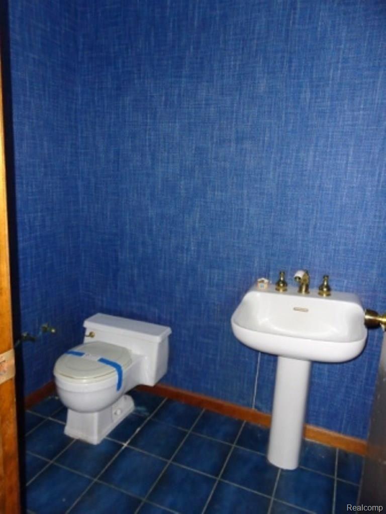 23600 Hall Road Trenton, MI 48183 - Photo 14 of 28 14-Lav 1.jpg