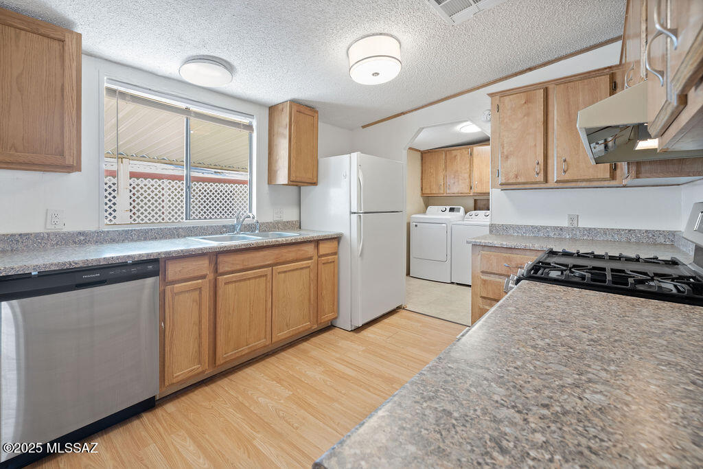 6137 South Barrister Road Tucson, AZ 85746 - Photo 3 of 30 5Y9A3575