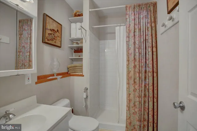 a view of a livingroom with furniture and windows