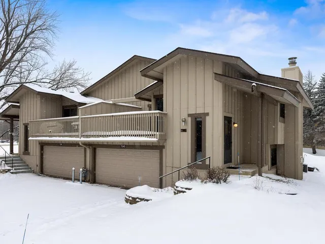 $275,000 | 7245 Woodstock Curve, Bloomington, MN 55438