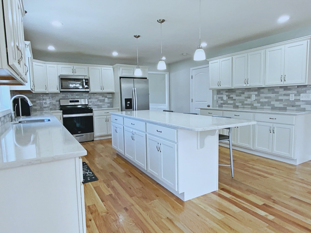 25 Damato Way Agawam, MA 01001 - Photo 5 of 38