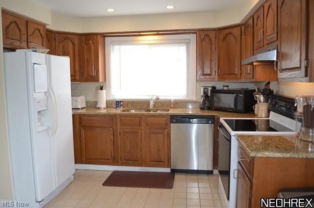 3290 Stockholm Road Cleveland, OH 44120 - Photo 7 of 16 Large eat in kitchen with newer granite counters, all appliances and door to rear yard.
