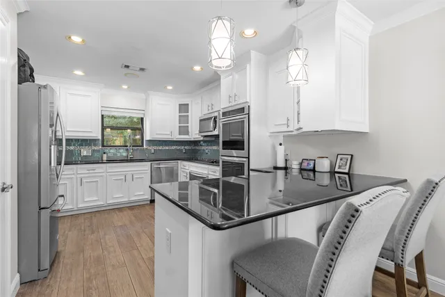 $710,000 | 10 Holly Tree Lane, Spring, TX 77373