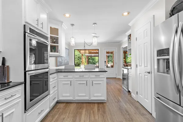 $685,000 | 10 Holly Tree Lane, Spring, TX 77373