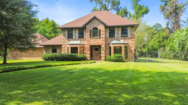 $685,000 | 10 Holly Tree Lane, Spring, TX 77373