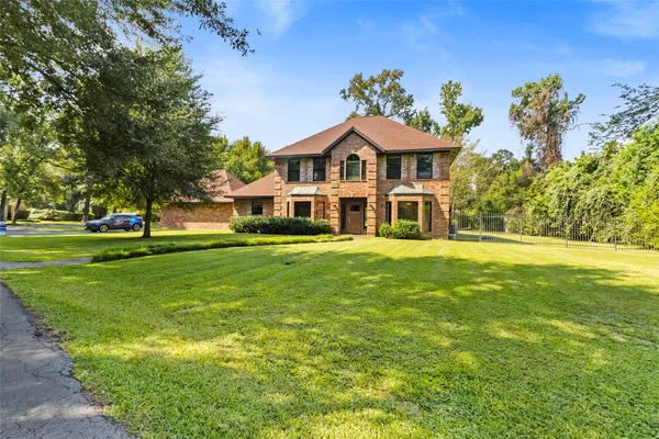 $685,000 | 10 Holly Tree Lane, Spring, TX 77373