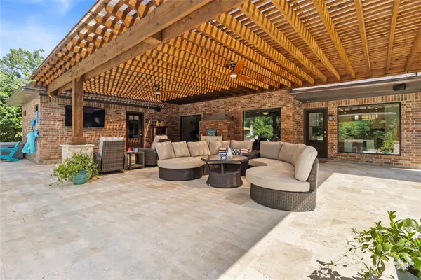 $685,000 | 10 Holly Tree Lane, Spring, TX 77373