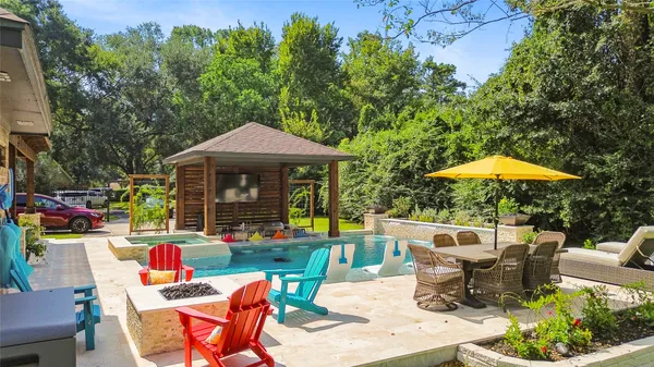 $685,000 | 10 Holly Tree Lane, Spring, TX 77373