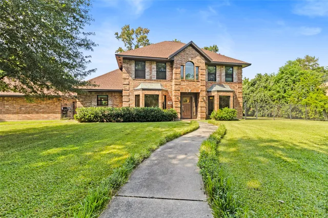 $710,000 | 10 Holly Tree Lane, Spring, TX 77373