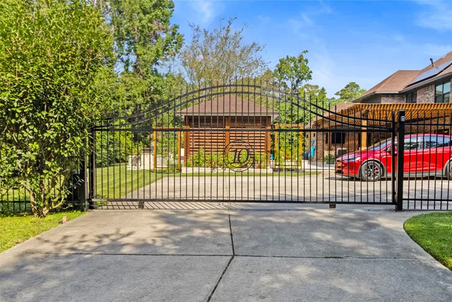 $710,000 | 10 Holly Tree Lane, Spring, TX 77373