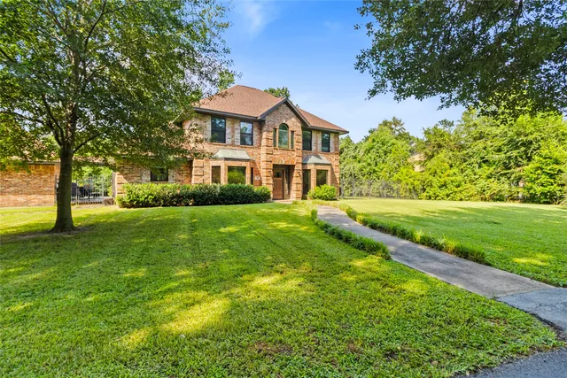 $710,000 | 10 Holly Tree Lane, Spring, TX 77373