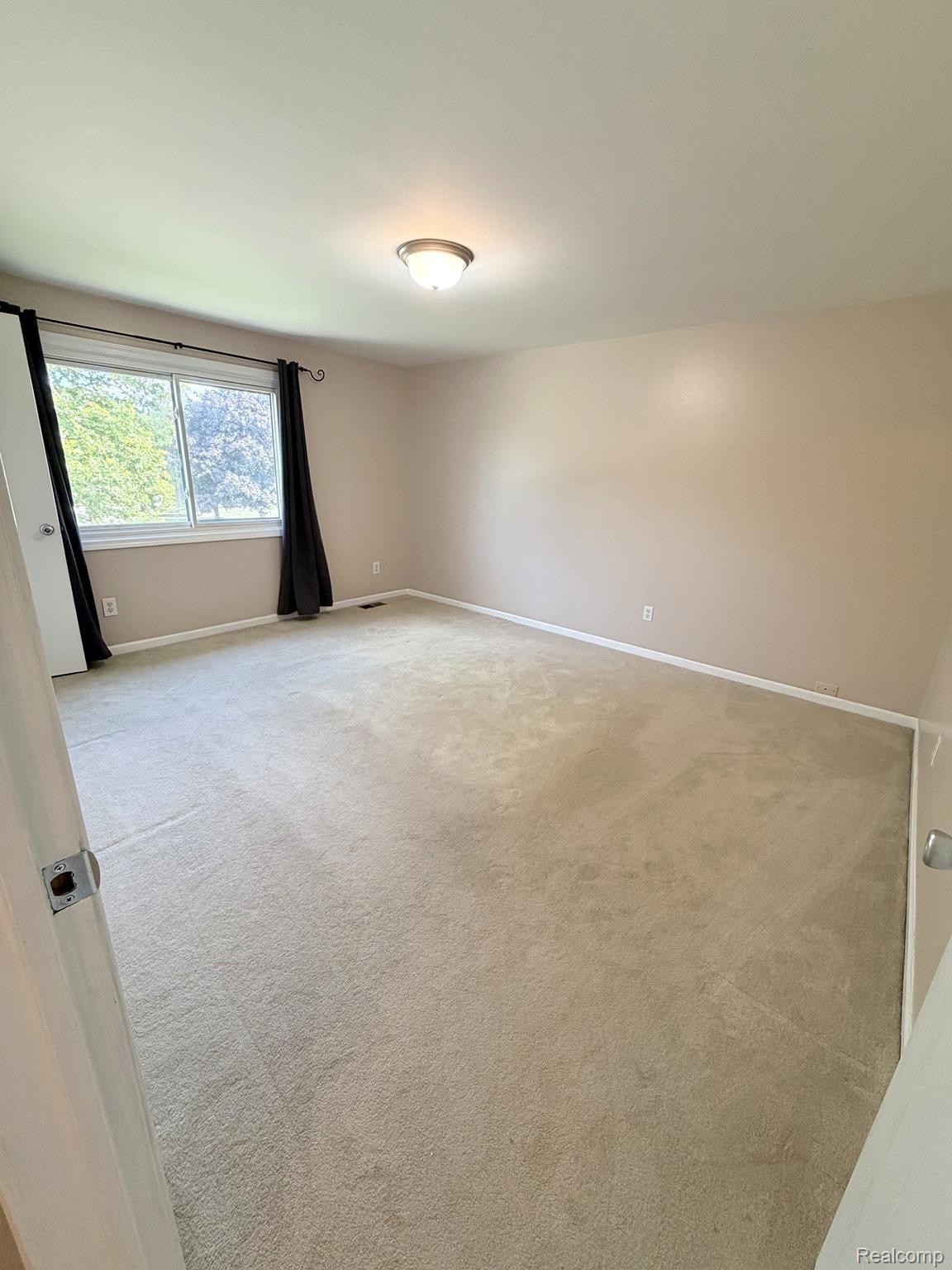 2070 Winchester Road Rochester, MI 48307 - Photo 30 of 34 20_Realcomp_MLS.jpg