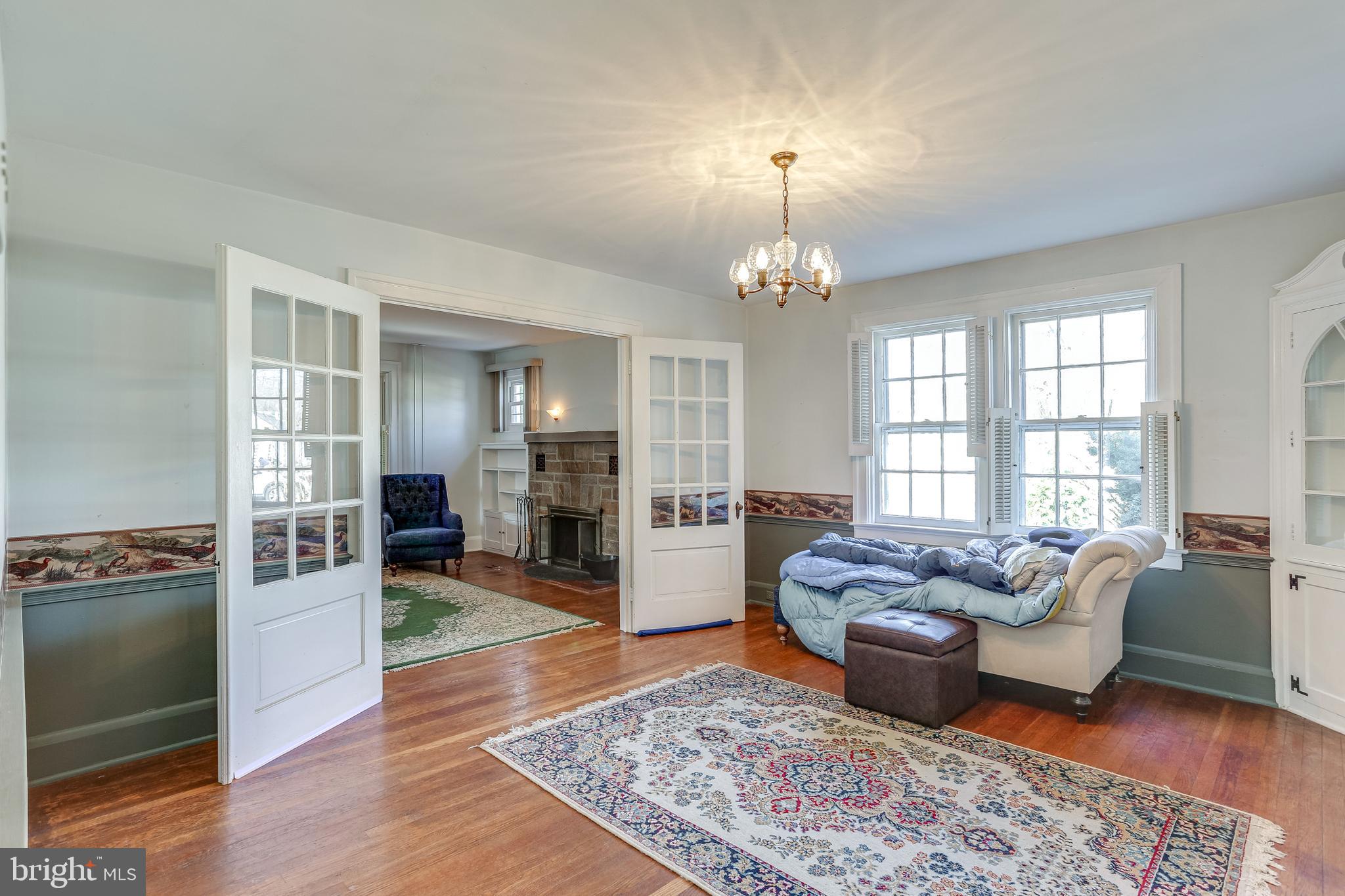 6828 Windsor Mill Road Baltimore, MD 21207 - Photo 17 of 43 Living room