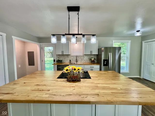 $279,900 | 12871 North County Road 670 East, Hope, IN 47246