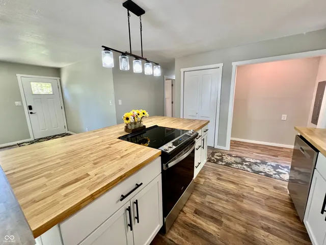 $279,900 | 12871 North County Road 670 East, Hope, IN 47246