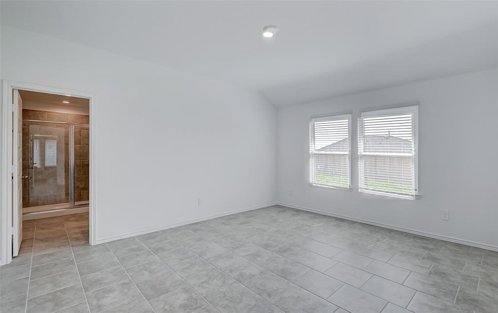 7502 Cynomys Court Rosharon, TX 77583 - Photo 8 of 10 an empty room with windows and closet
