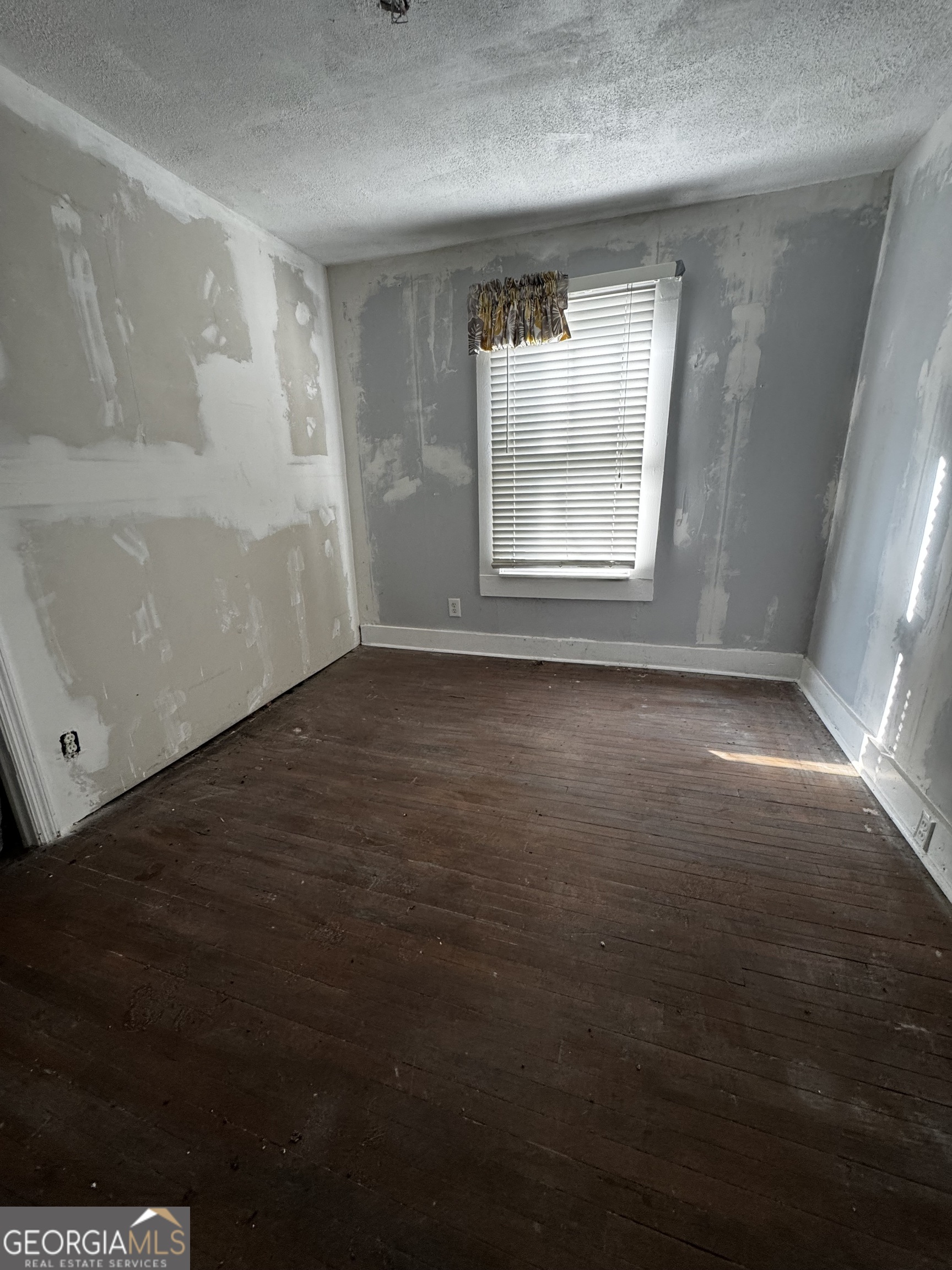 3828 Collier Drive Northwest Atlanta, GA 30331 - Photo 3 of 6 an empty room with windows