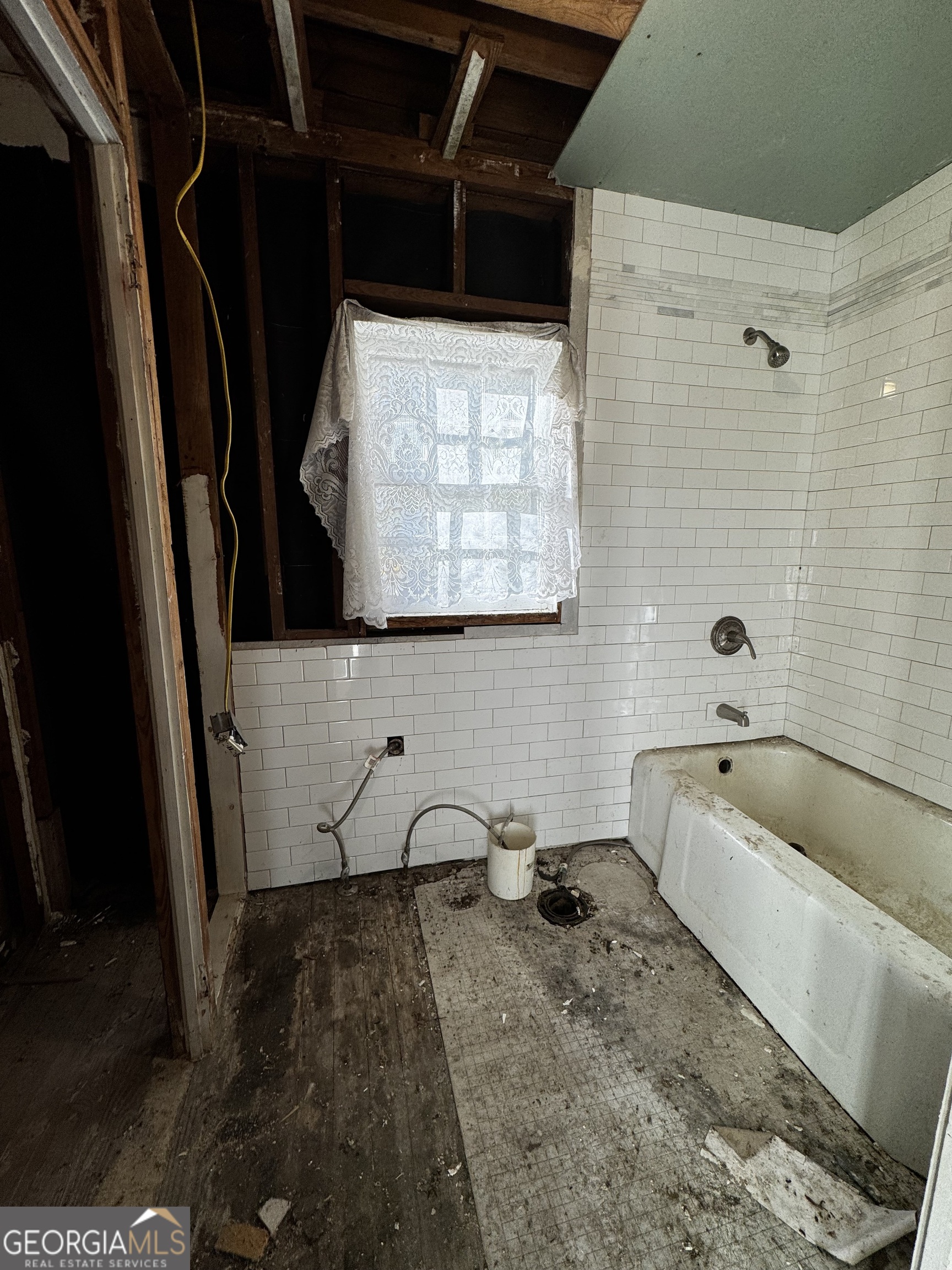 3828 Collier Drive Northwest Atlanta, GA 30331 - Photo 5 of 6 a bathroom with a tub sink and mirror
