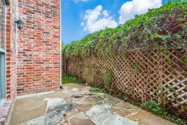 a view of a pathway with a yard