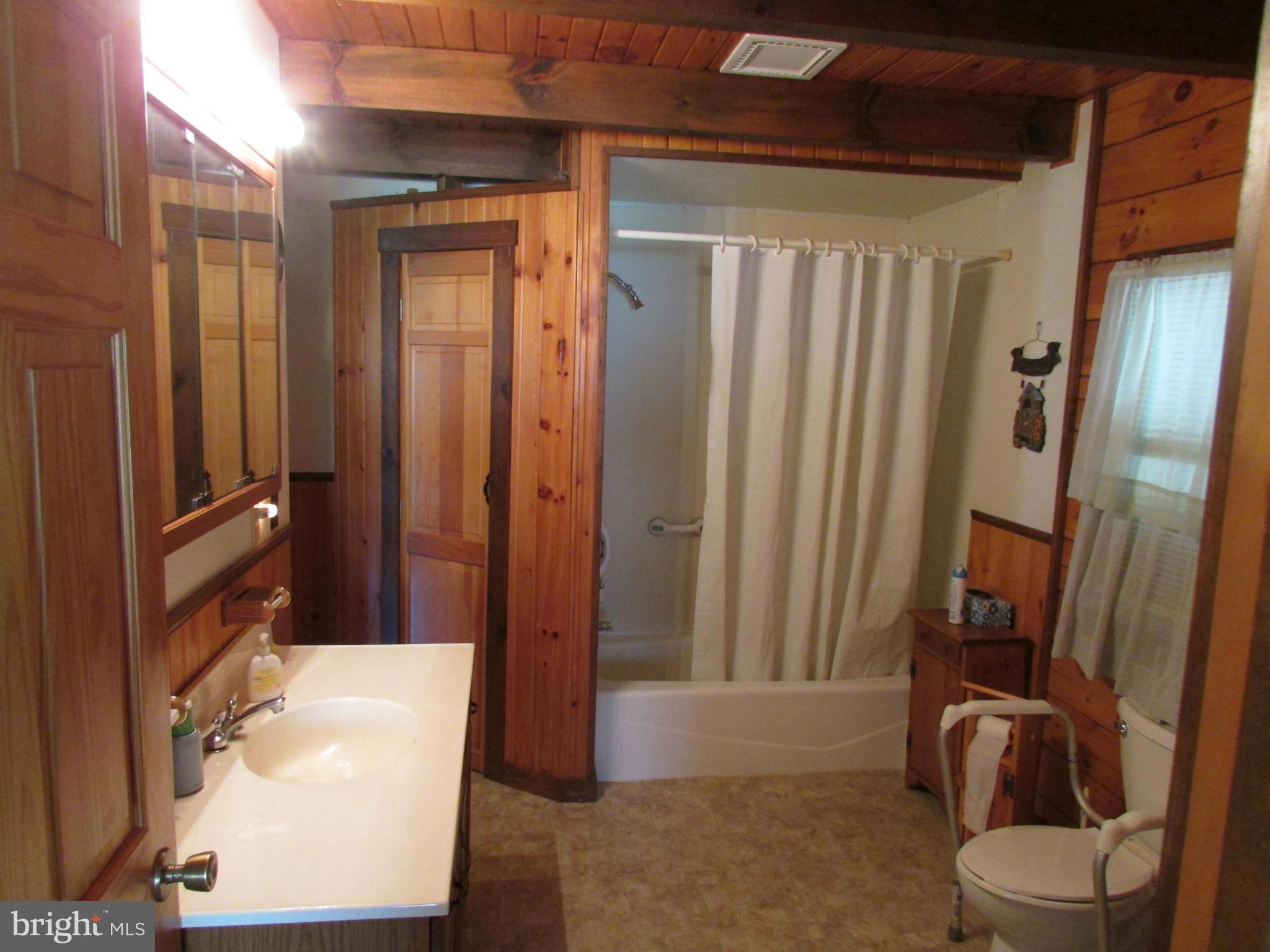 415 Buchanan Valley Road Orrtanna, PA 17353 - Photo 8 of 24 Bath