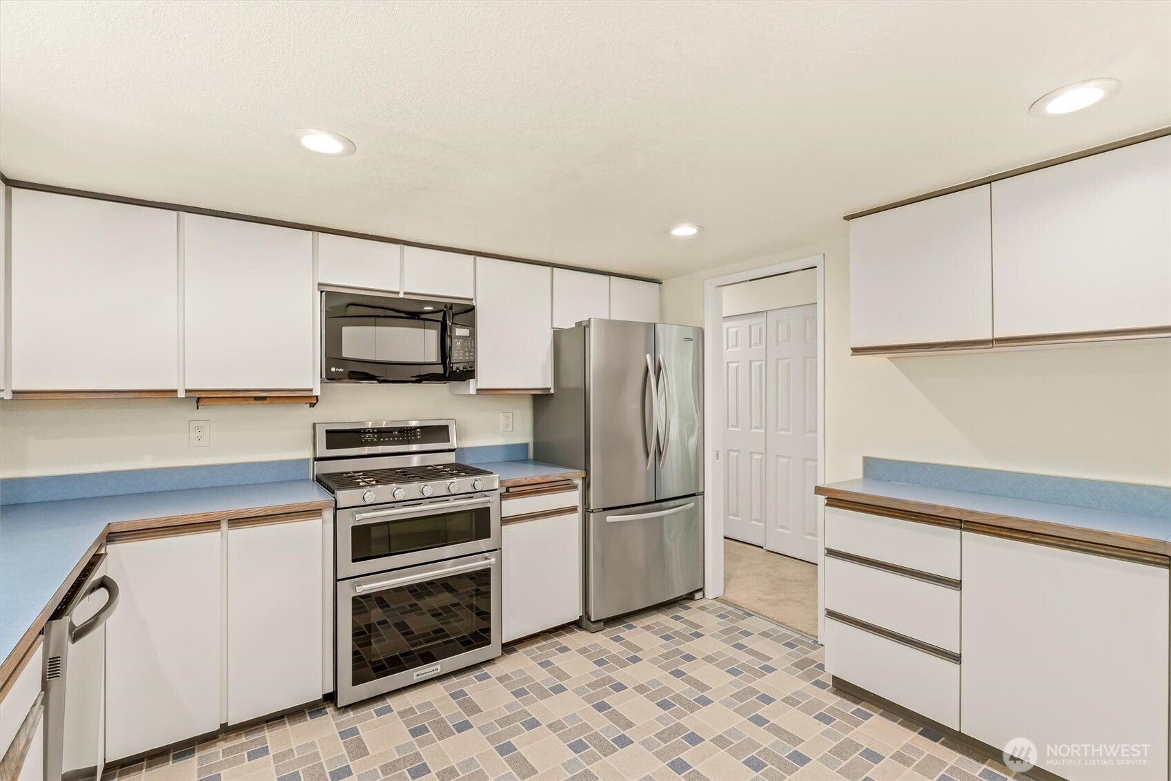 8830 Shell Place Edmonds, WA 98026 - Photo 13 of 39