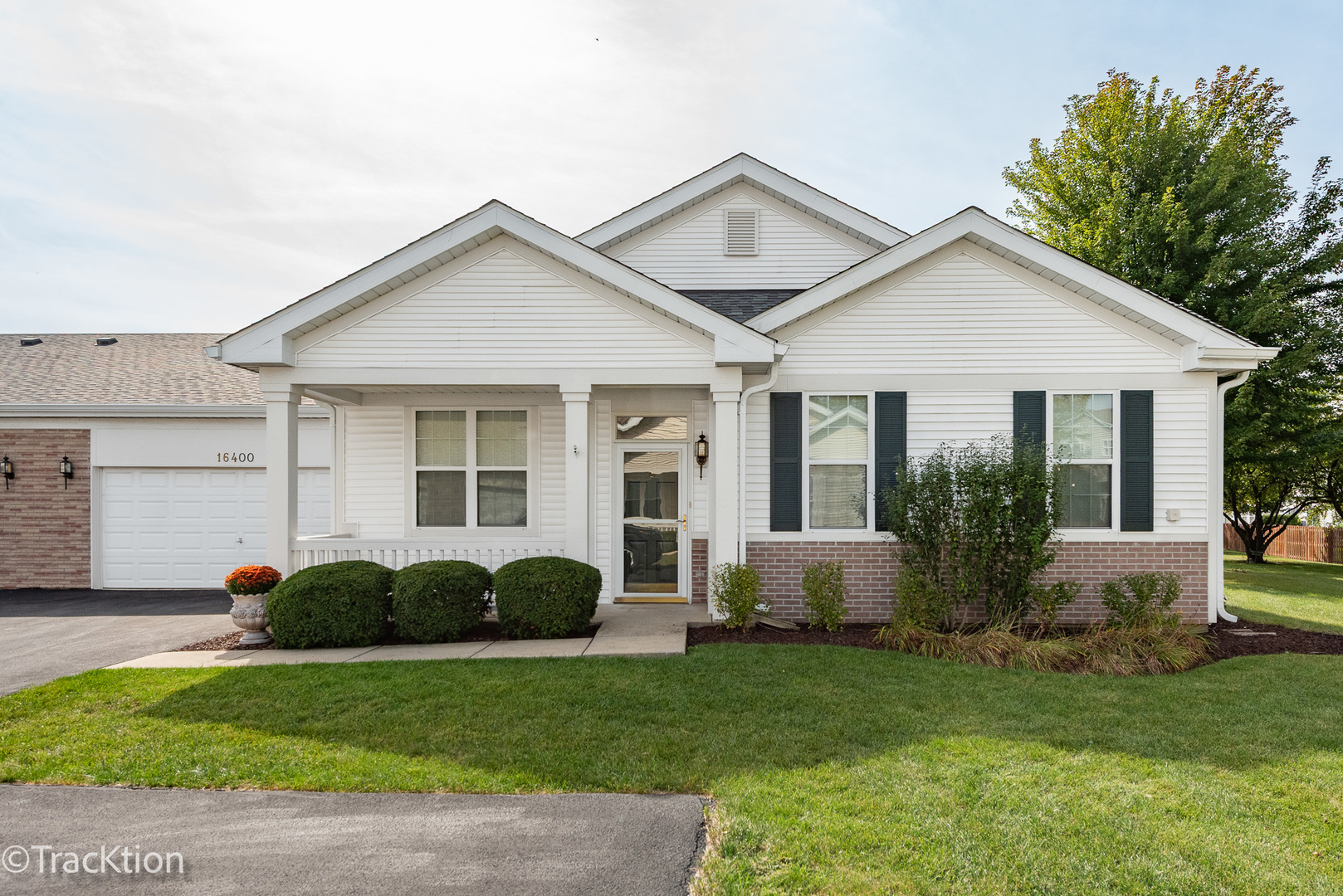 a view of a house with backyard