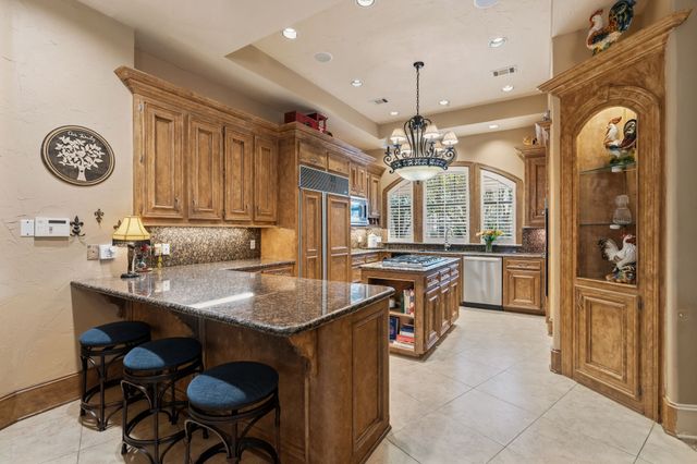 $1,239,000 | 14 Highland Circle, The Woodlands, TX 77381