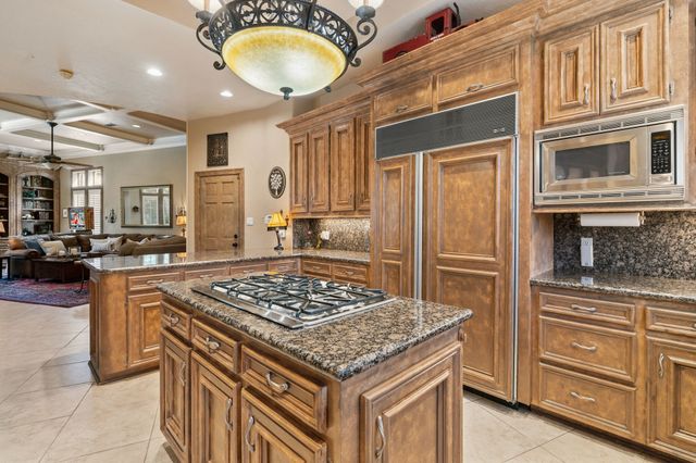 $1,239,000 | 14 Highland Circle, The Woodlands, TX 77381