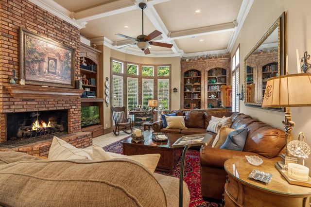 $1,239,000 | 14 Highland Circle, The Woodlands, TX 77381