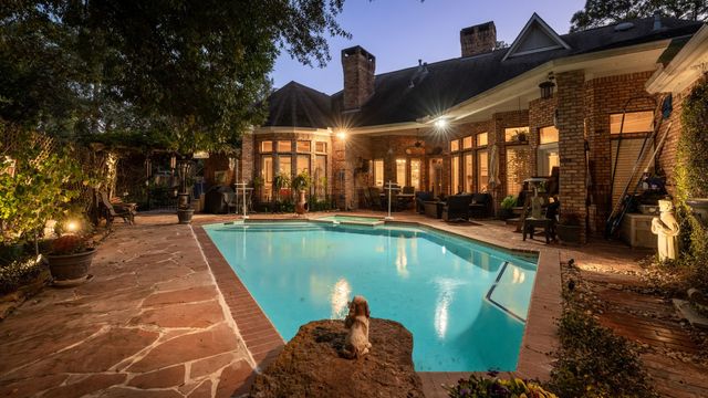 $1,239,000 | 14 Highland Circle, The Woodlands, TX 77381