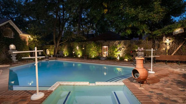 $1,239,000 | 14 Highland Circle, The Woodlands, TX 77381