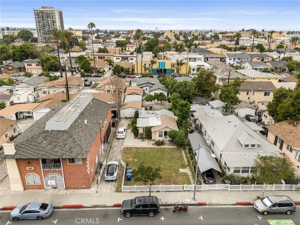 a view of a house with backyard