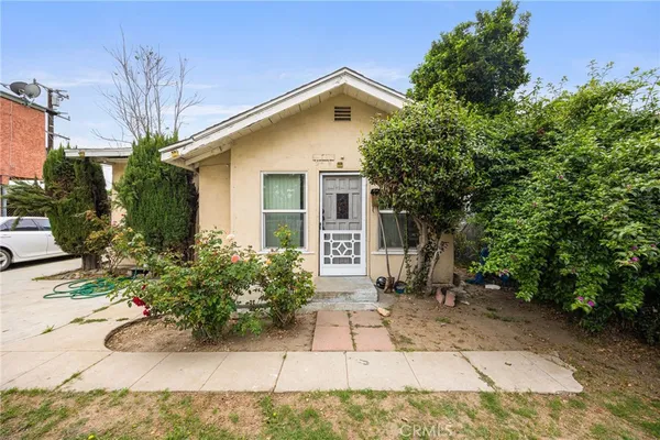 a view of a house with backyard and garden