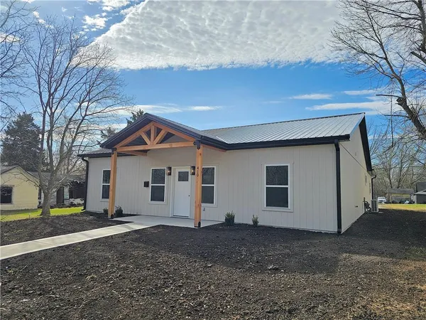 $225,000 | 410 East 6th Avenue, Garnett, KS 66032