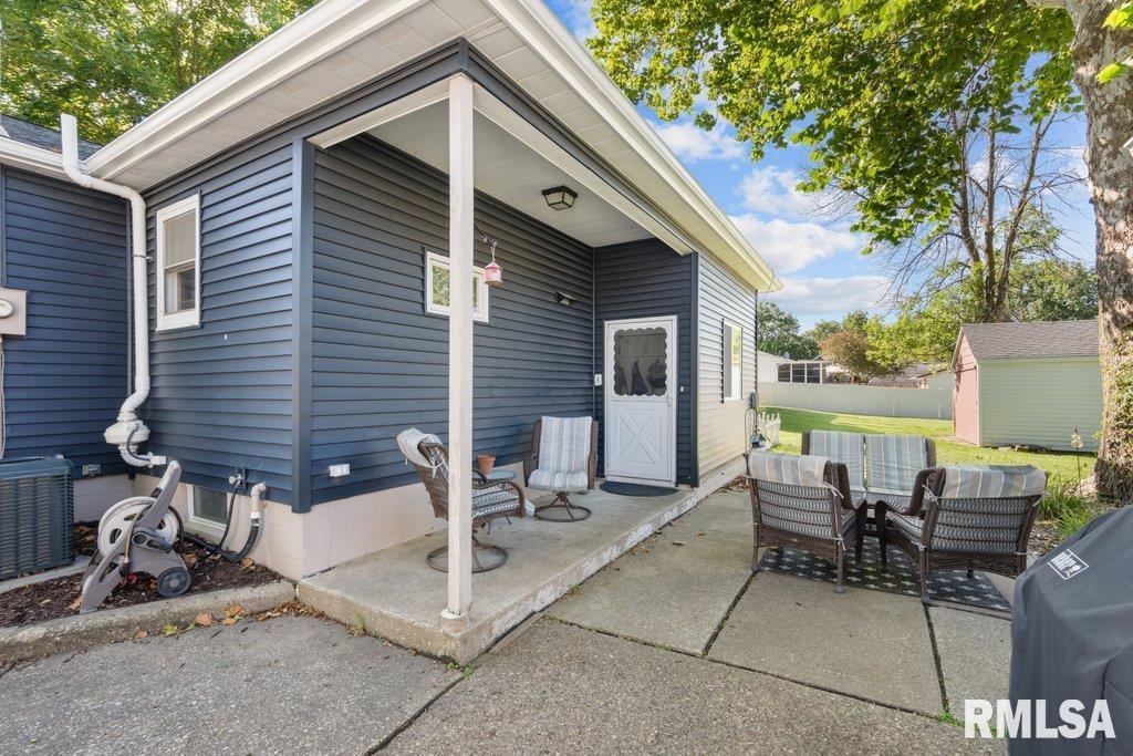 508 North 4th Street Eldridge, IA 52748 - Photo 4 of 31