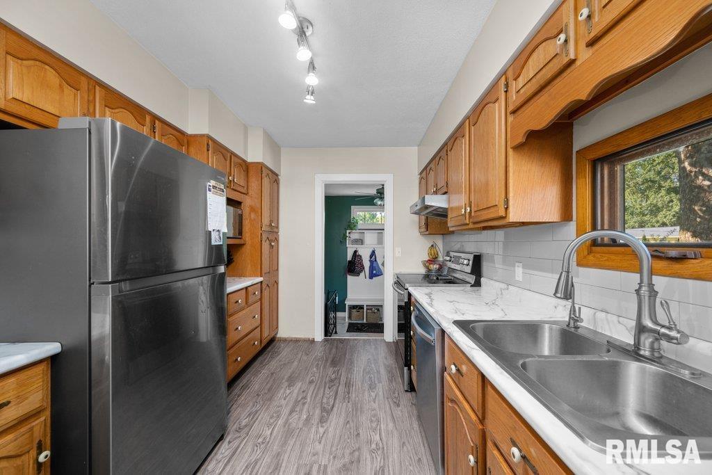 508 North 4th Street Eldridge, IA 52748 - Photo 10 of 31