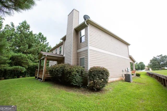 a view of a house with backyard and garden