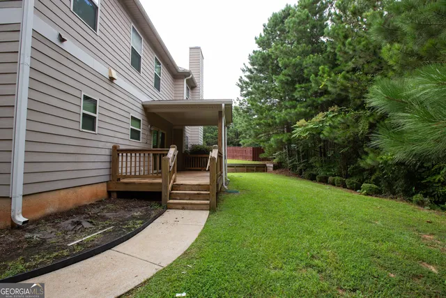 a view of a house with backyard and porch