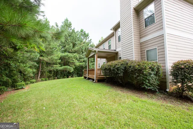a view of a house with backyard and garden
