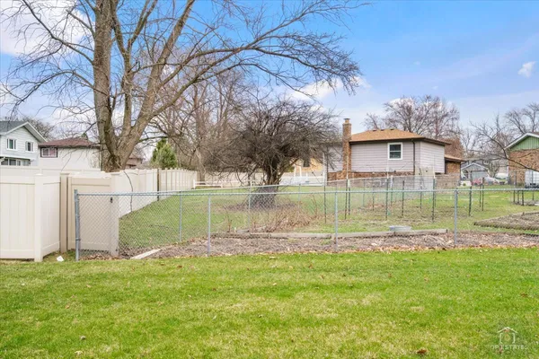 a view of a house with a backyard