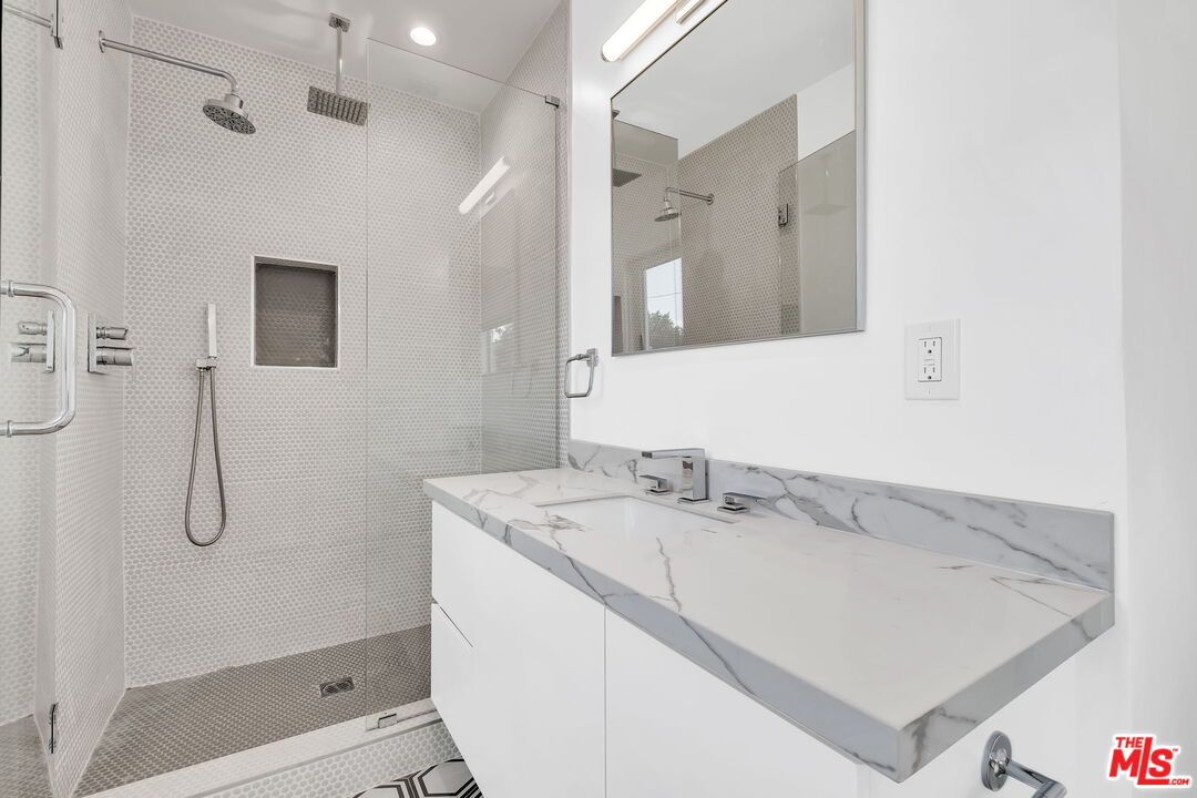 5317 Valley Ridge Avenue Los Angeles, CA 90043 - Photo 16 of 52