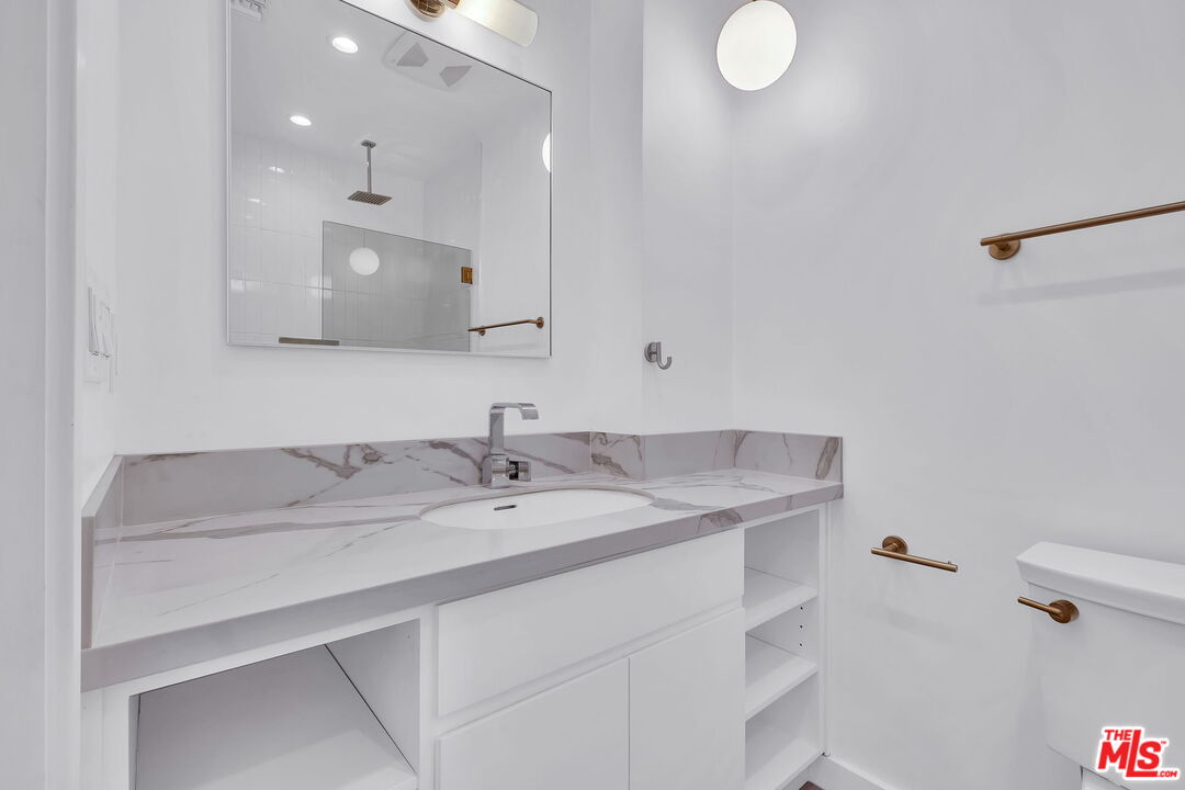 5317 Valley Ridge Avenue Los Angeles, CA 90043 - Photo 18 of 52