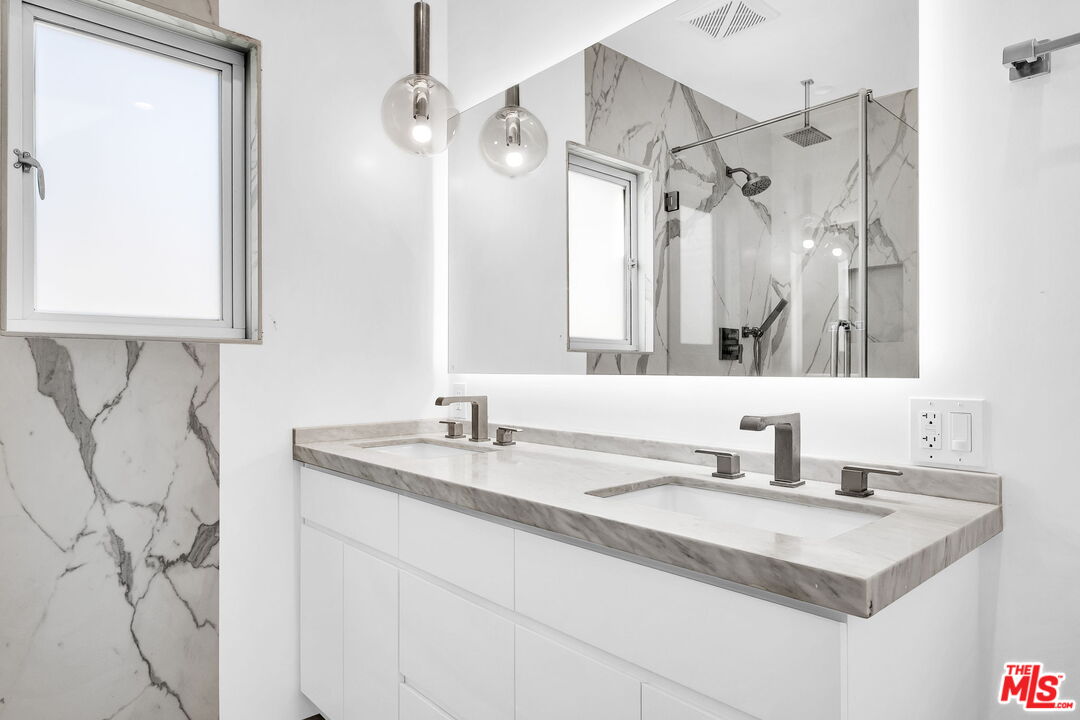 5317 Valley Ridge Avenue Los Angeles, CA 90043 - Photo 24 of 52