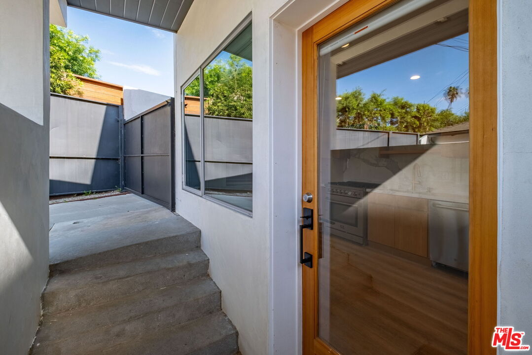 5317 Valley Ridge Avenue Los Angeles, CA 90043 - Photo 31 of 52