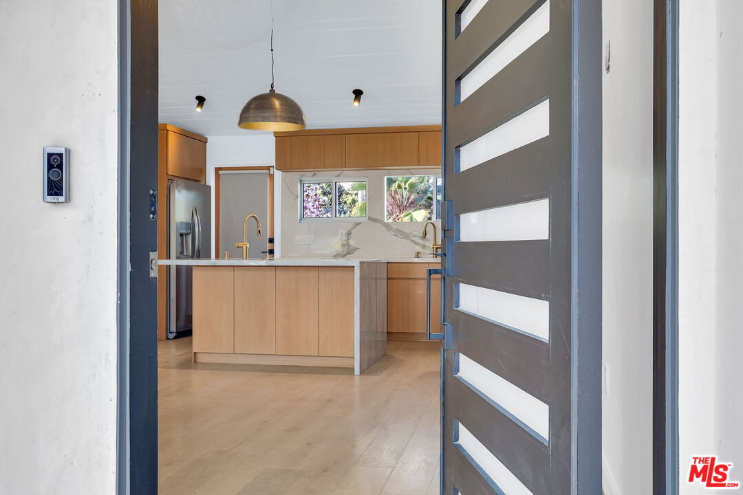 5317 Valley Ridge Avenue Los Angeles, CA 90043 - Photo 4 of 52