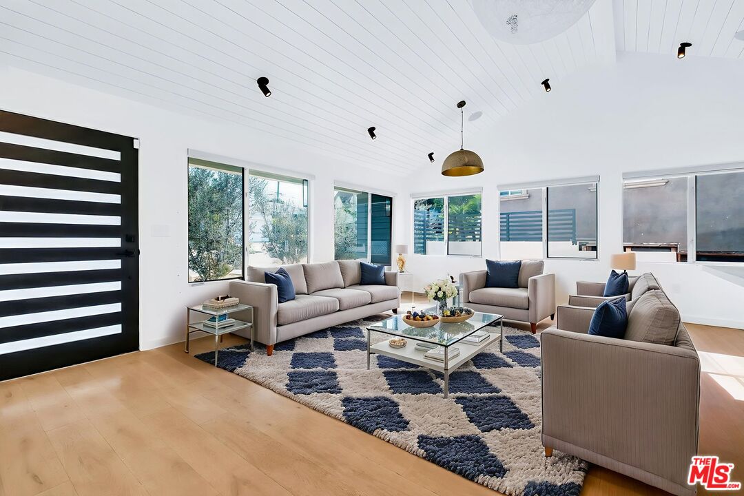 5317 Valley Ridge Avenue Los Angeles, CA 90043 - Photo 7 of 52