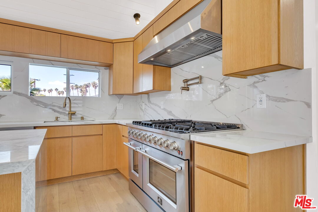 5317 Valley Ridge Avenue Los Angeles, CA 90043 - Photo 9 of 52