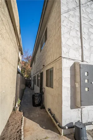 a view of a back yard of the building