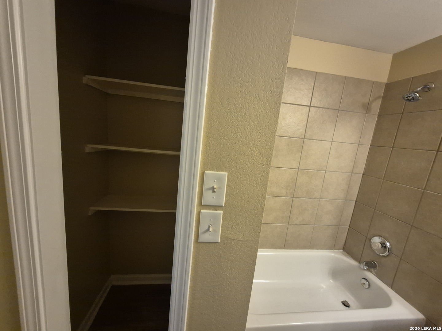 8806 Slumber Lane Converse, TX 78109 - Photo 31 of 39 a bathroom with a bathtub