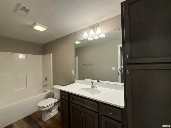 $2,950 | 4511 Castle Pines Drive, Springfield, IL 62711